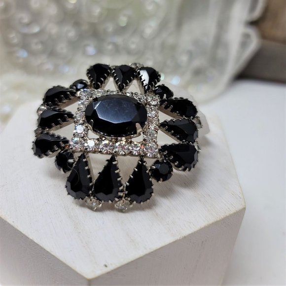 Stunning Rhinestone & Black Glass Brooch Pin Prong set Silvertone - Picture 3 of 8